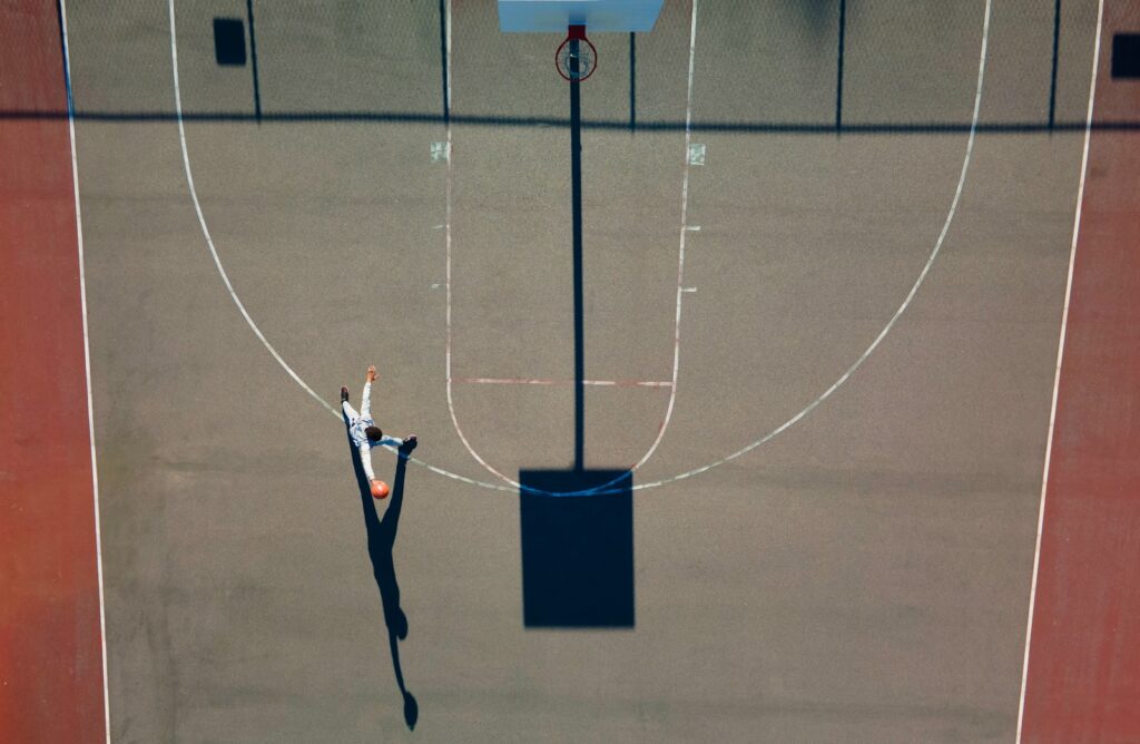 une vue aérienne d'un terrain de basket avec un panier de basket