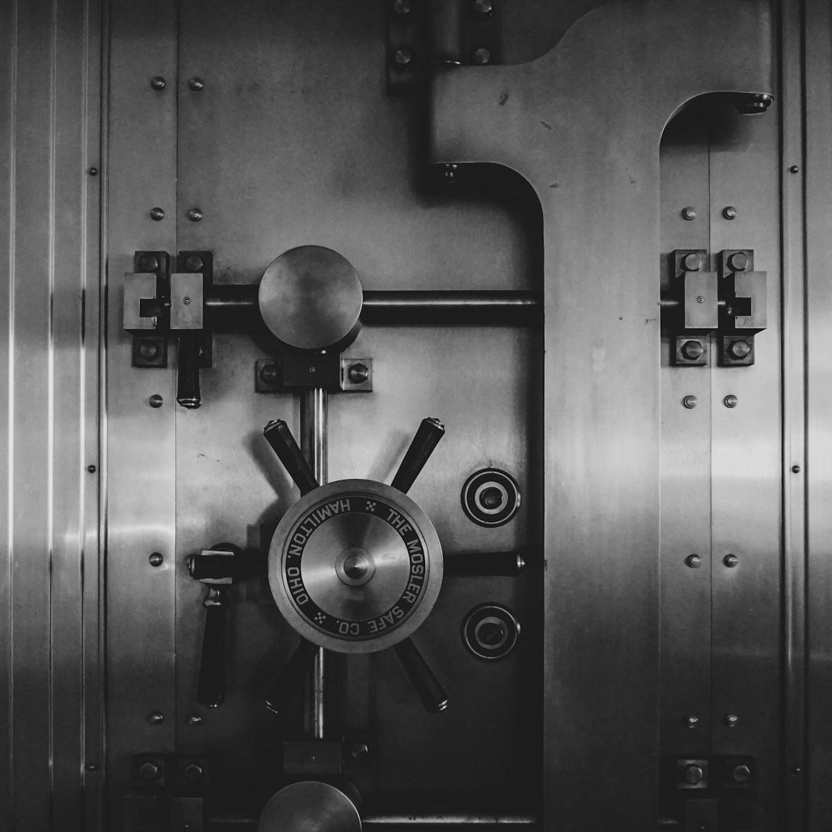 poignée de porte noire et argentée