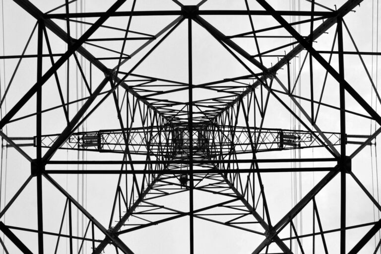 cadre en métal noir sous un ciel bleu pendant la journée